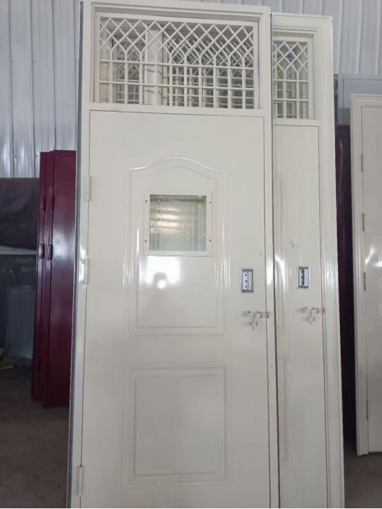 城中学校教室门