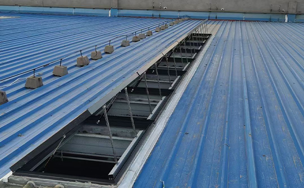 某城市大型商业综合体中庭城中排烟窗工程